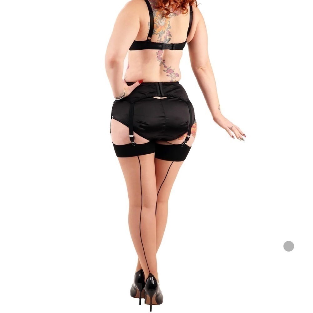 Pamela Mann silky nude with black line up the back stockings. Brand New! - Picture 2 of 4